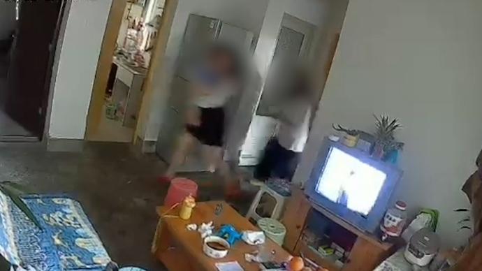 地震來臨時(shí),女兒教科書對(duì)應(yīng)叫醒熟睡媽媽和弟弟