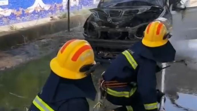 秸稈“鉆進”轎車底盤起火,車被燒成空殼