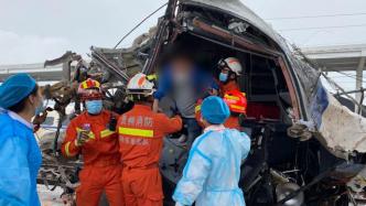 动车D2809脱线救援画面：乘客在救援人员搀扶下脱险