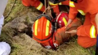 女童坠入20余米深天坑，消防员架设三脚架下坑施救