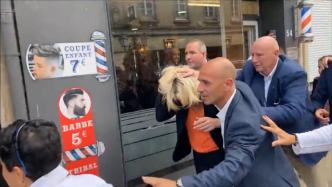 法国政客又被扔鸡蛋！勒庞为竞选活动站台遭路人攻击