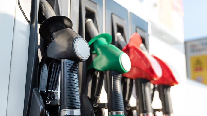 美国汽油价格同比飙涨60%之际，白宫对“暴利税”心动了