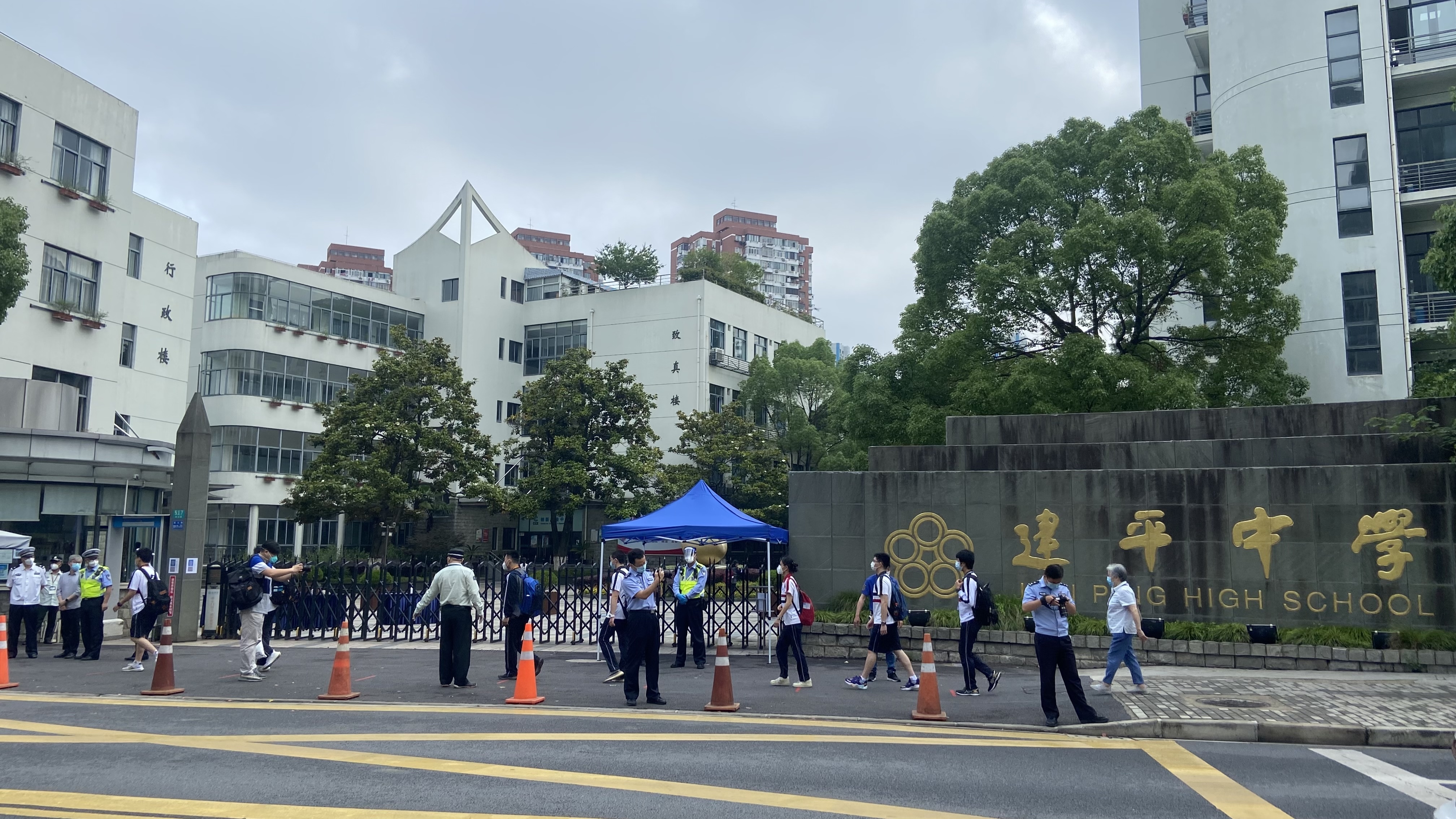 6月6日上午，上海建平中学迎来复学，约1000名高二高三学生陆续进校。本文图均为新闻记者 巩汉语 图