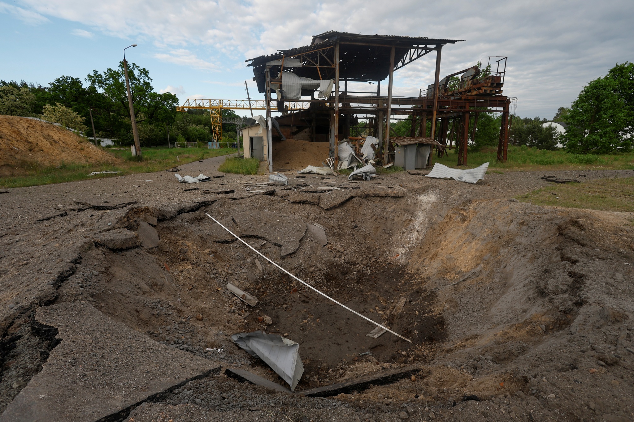 当地时间2022年6月5日,乌克兰首都基辅,工厂里导弹留下的弹坑.
