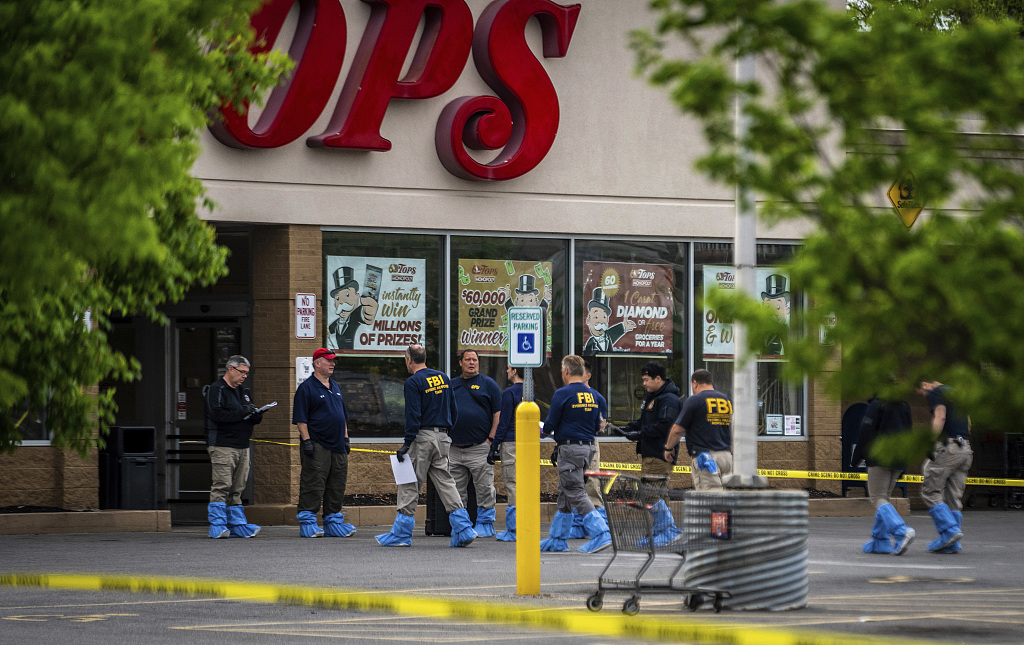 当地时间2022年5月16日，美国纽约州，联邦调查局调查员进入案发超市。美国纽约州布法罗市一家超市当地时间14日发生严重枪击事件。这起枪击造成10人死亡、3人受伤。10名遇害者全都是非洲裔。