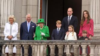 庆典最后一日96岁英女王拄拐杖公开现身，三代王储同台亮相