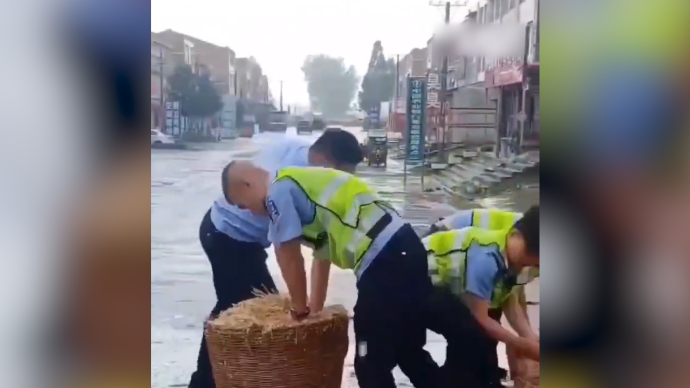 民警出警返回途中冒雨帮老人收麦