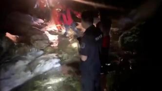 20名驴友突遇山洪被困山上，警方连夜救援