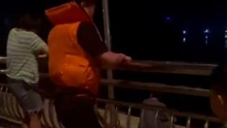 醉酒男子翻越护栏坐在桥边，出警民警三秒将其救下