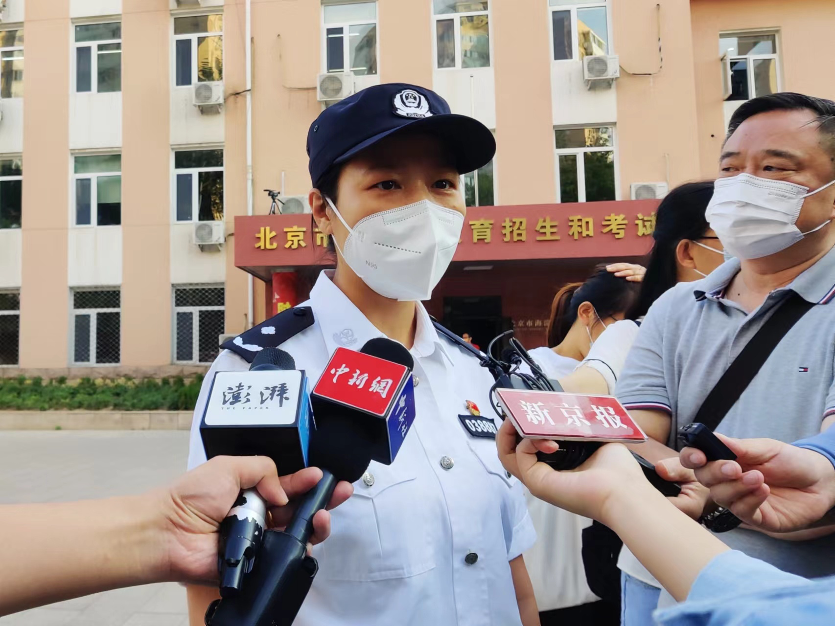 直击北京海淀高考试卷押运约6时起民警押运试卷前往考点