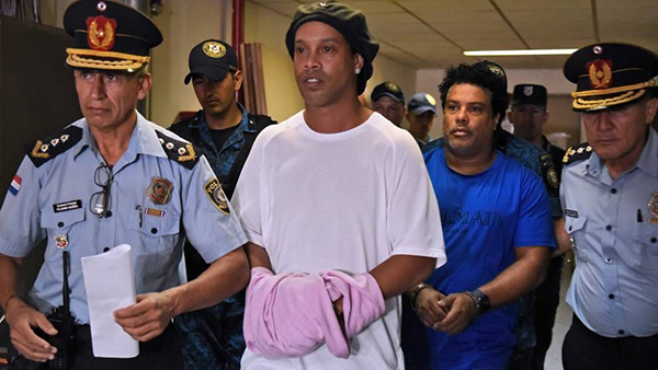 小罗和哥哥（右二）因为伪造护照，在巴拉圭被逮捕。