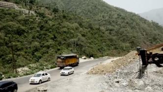 印度北部一大巴车坠入峡谷，至少25人死亡