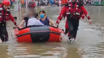 洪水中消防员接力护送临产孕妇就医