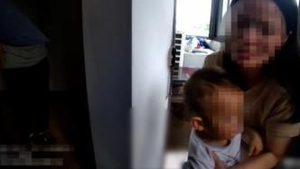 2岁男童被反锁屋内，成功脱困后母子俩相拥而泣