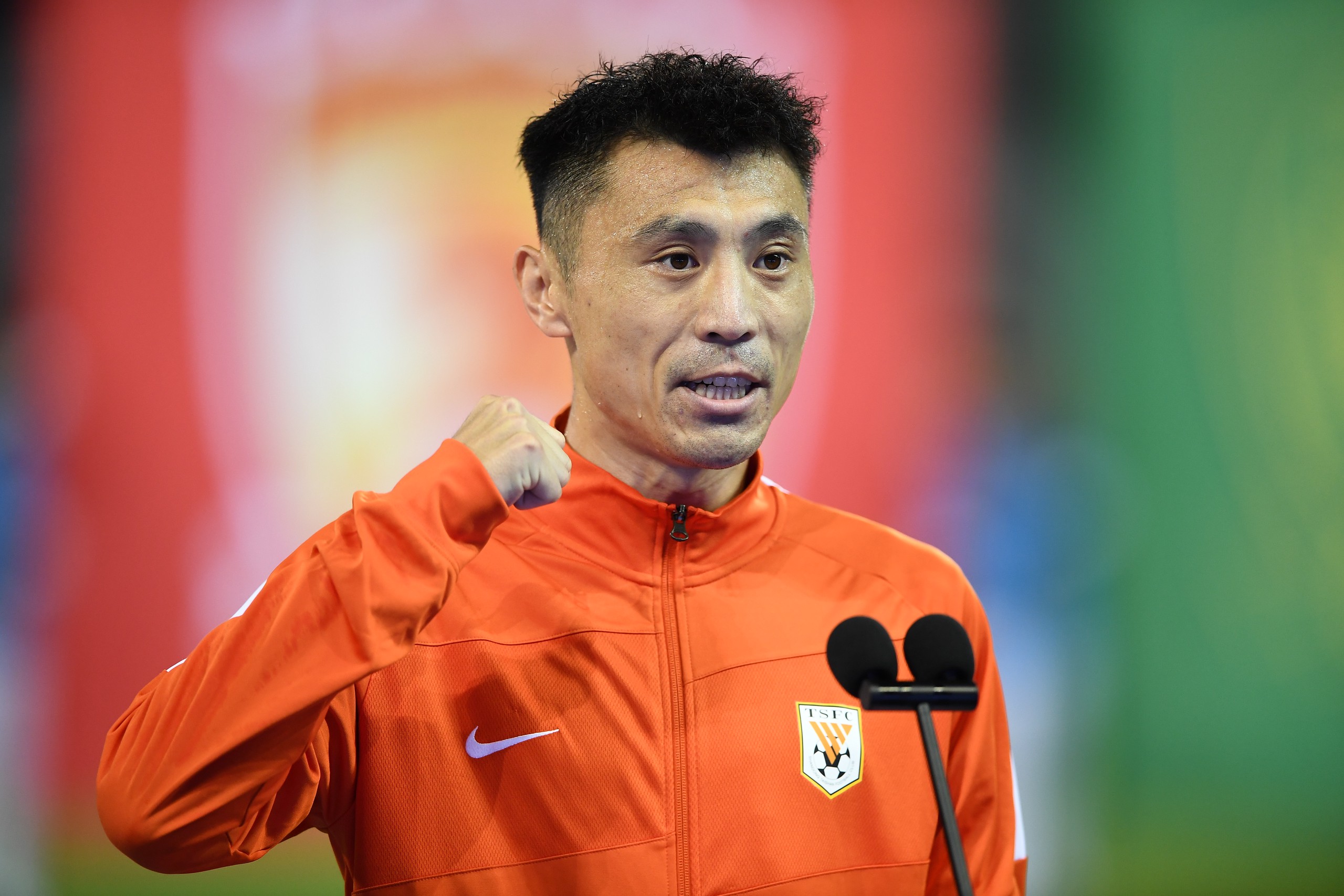 郑铮刚刚代表球员宣誓发言，随后比赛就恶意犯规。