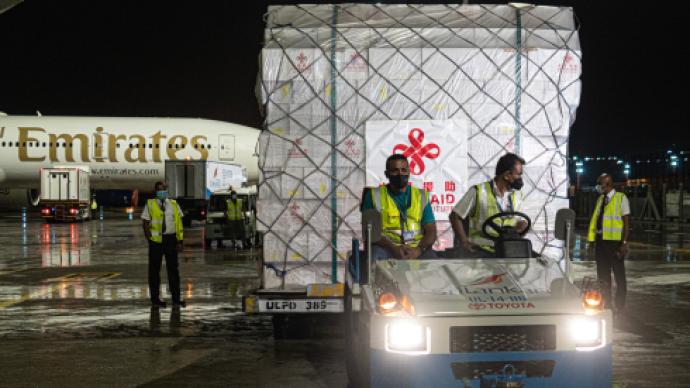 中国首批紧急人道主义药品援助运抵斯里兰卡