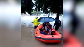 廣東廉江普降暴雨道路積水，民警涉水拉劃艇送高三學(xué)生赴考