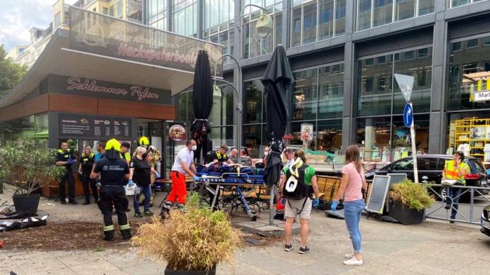 德国柏林一轿车冲撞人群酿1死30伤,一男子被捕