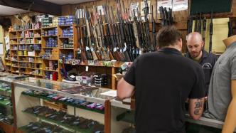 美众议院通过枪支管制法案：购买半自动武器年龄要求提至21岁