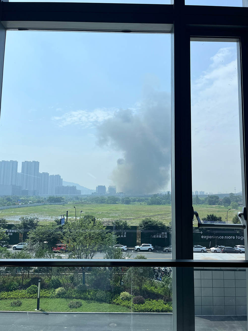 杭州临平冰雪大世界附近发生火灾:浓烟刺鼻,5人烧伤