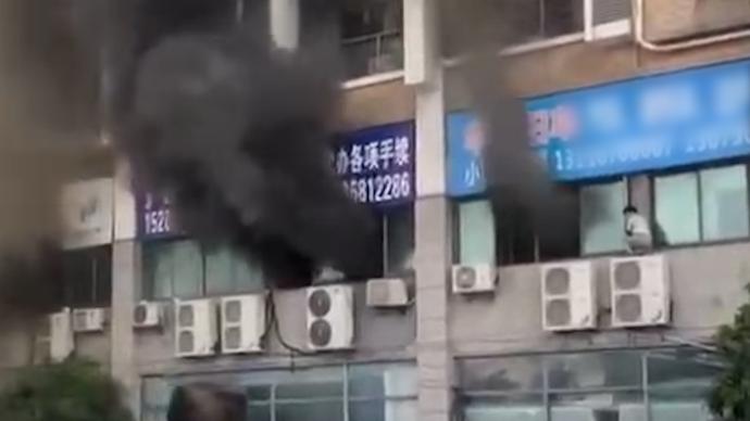 杭州临平一市场起火，目击者：有人从2楼冒烟窗台跳下