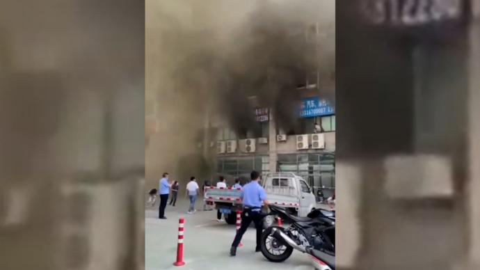 杭州冰雪大世界发生火灾现场浓烟滚滚，目前已营救出7人