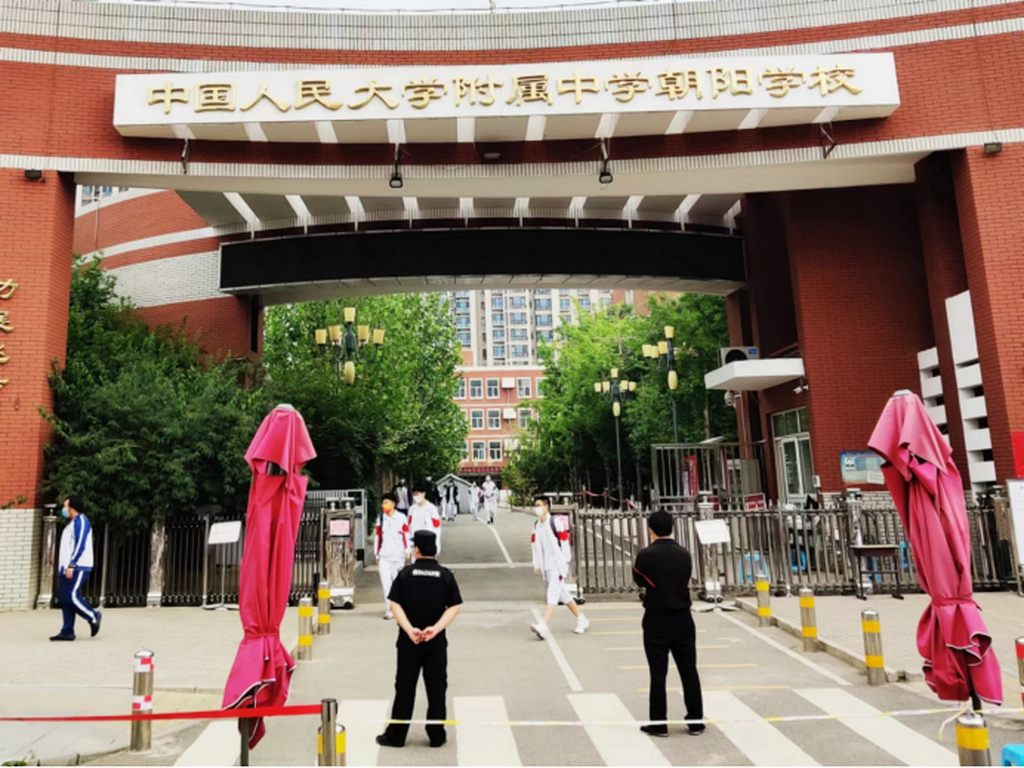 6月9日上午,人大附中朝阳学校考点,物理考试结束后,考生走出考场.