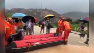 珠海强降雨致多名工人被洪水围困，消防紧急救援