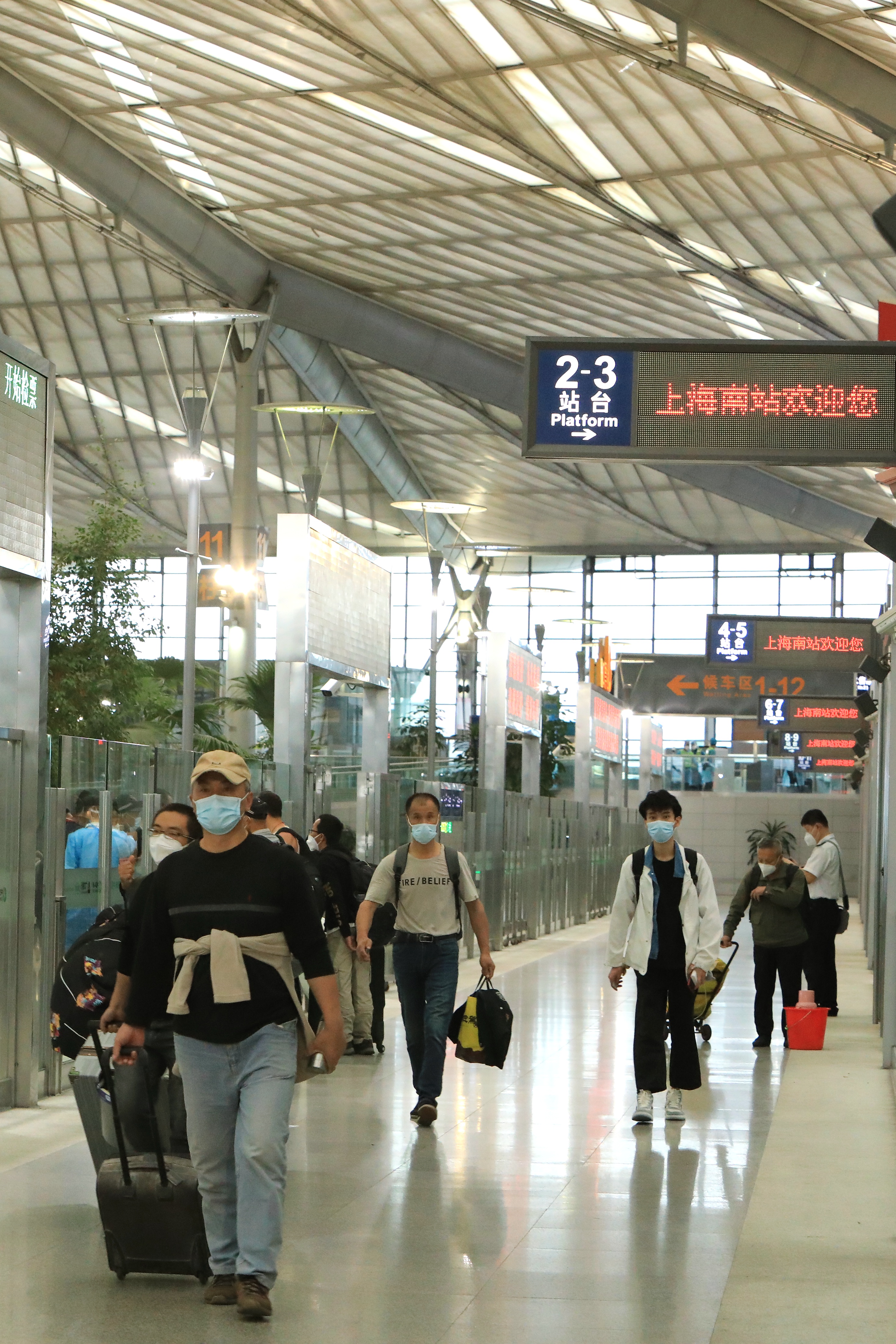 游客在上海南站有序检票上车。    许文峰  摄