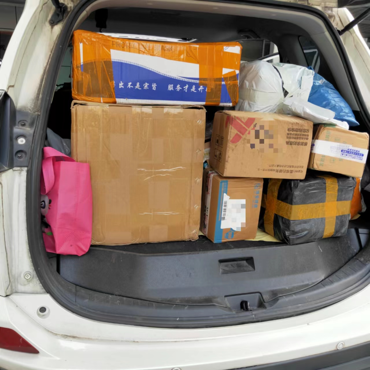 一职业打假人购买的货物,平时快递常用车装.来源:受访者供图