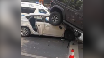 上海一路口发生4车追尾事故，现场有老人受伤已被送往医院