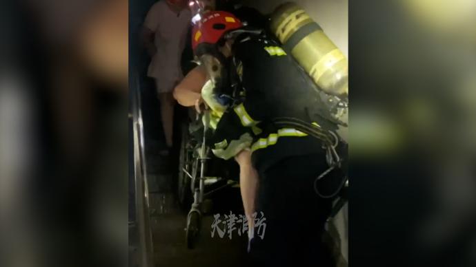 居民楼7层楼道杂物起火，消防员接力抱出腿脚不便老人