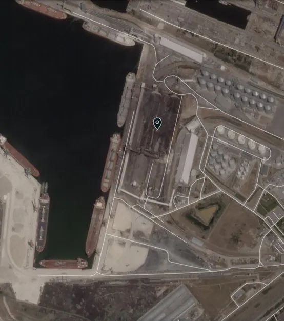 卫星图显示Nika Tera港口附近的仓库被轰炸。图片来源：Planet