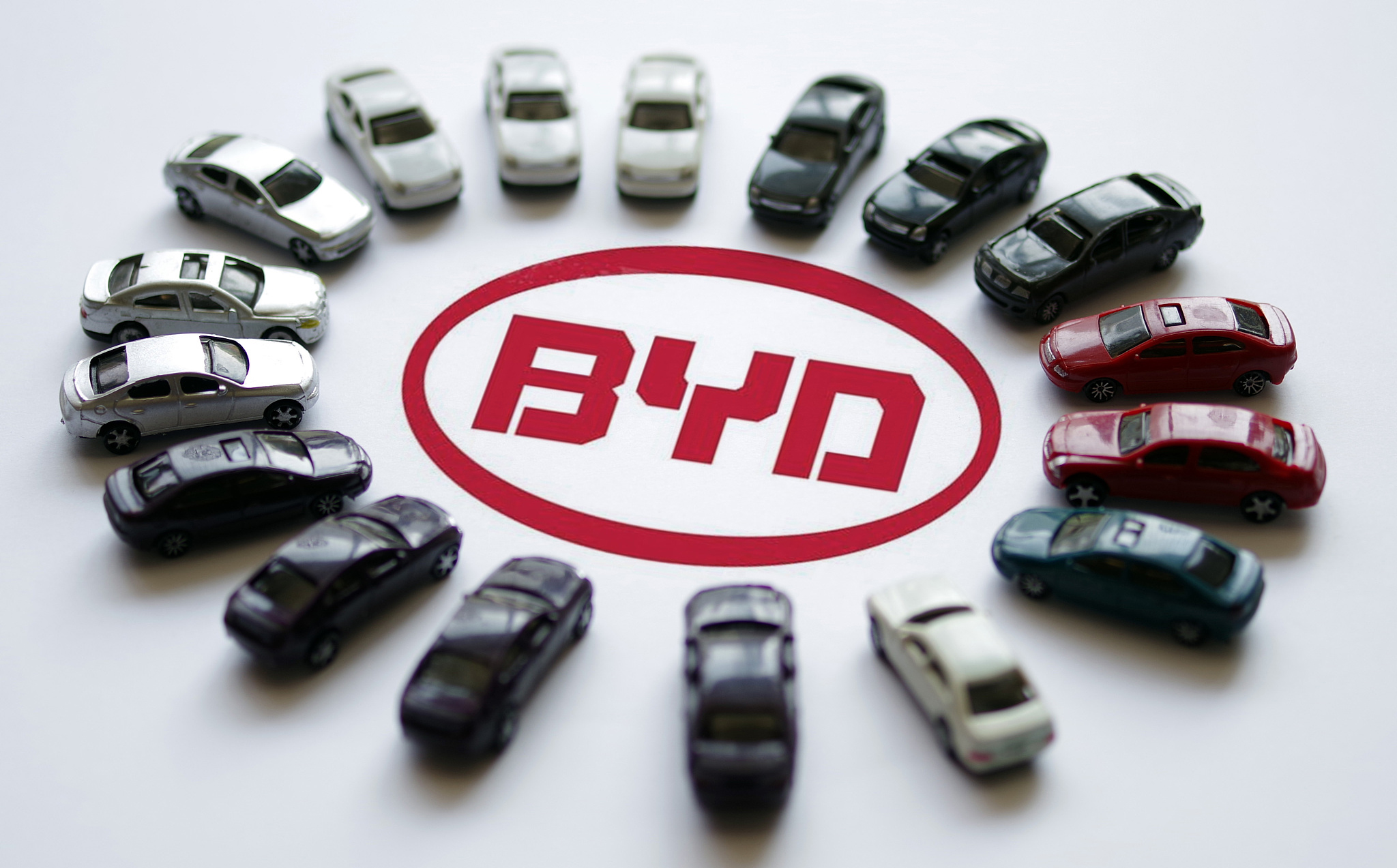 连续三个月销量突破10万辆，比亚迪市值首破万亿元