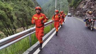 四川森林消防两路前突小队前往震中草登乡，一路已抵达正勘察灾情
