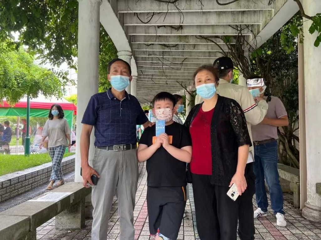 上海闵行向居民发“核酸检测纪念卡”，印在卡上的照片有故事