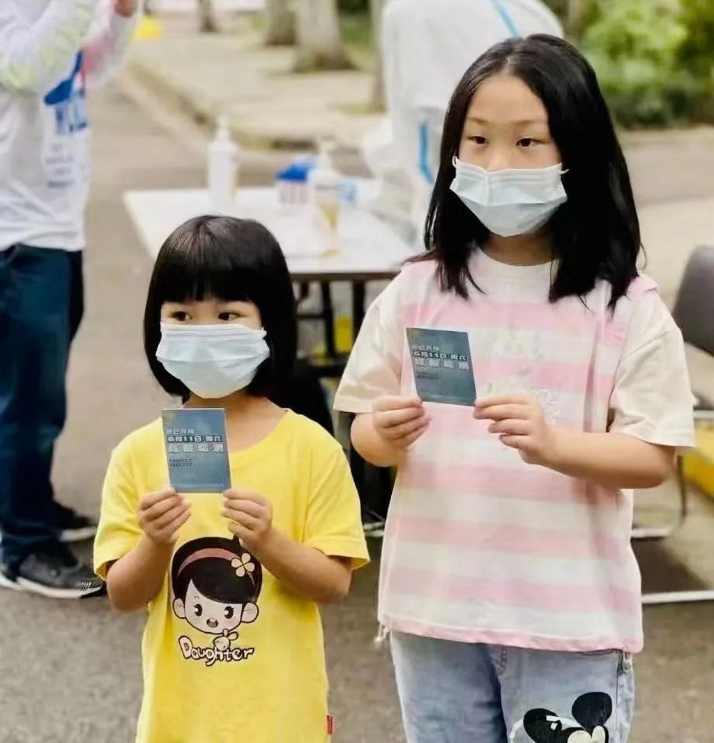 上海闵行向居民发“核酸检测纪念卡”，印在卡上的照片有故事