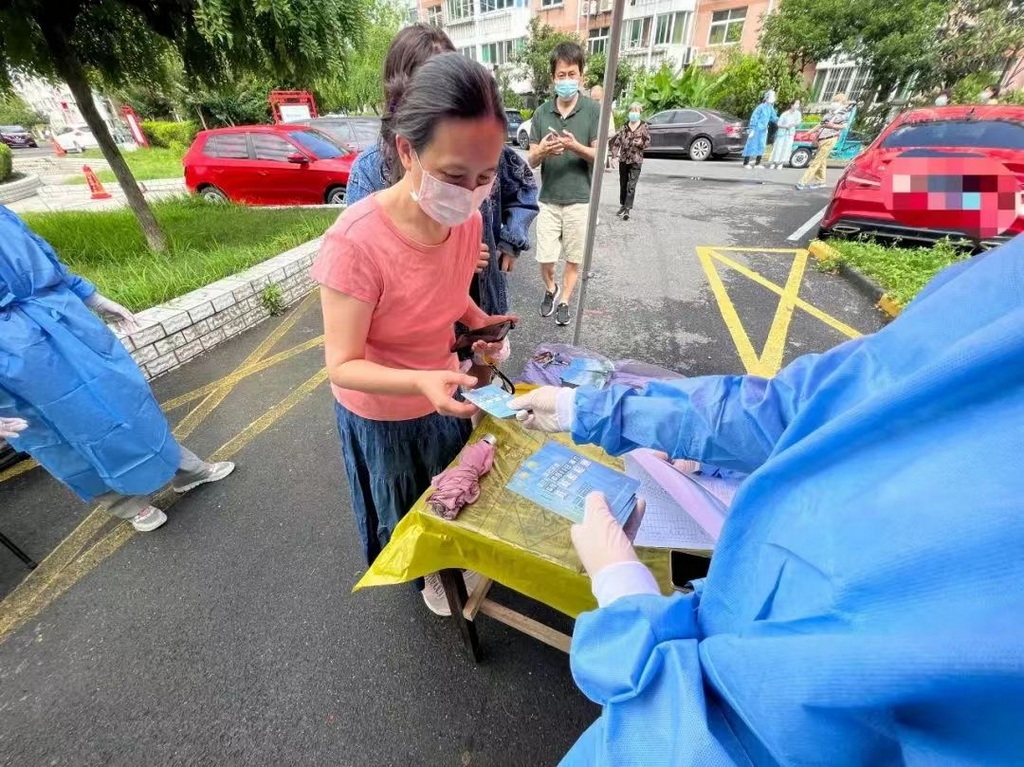 上海闵行向居民发“核酸检测纪念卡”，印在卡上的照片有故事