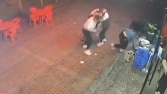“多男围殴女性”烧烤店被指曾有过暴力事件：两男子用酒瓶互殴