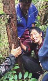 6月11日玖玖资源站365，赈济人员在深山找到了陈女士的母亲（右）。  视频截图
