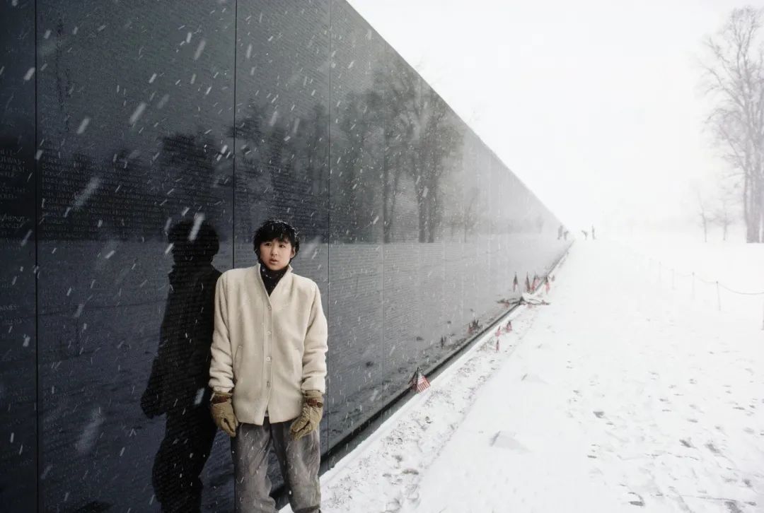 林缨站歪在越战牵记碑前，图片摄于1985年1月