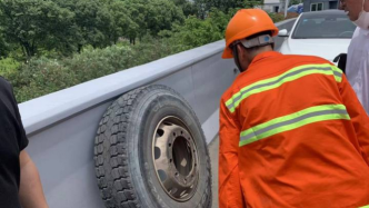 大轮胎一路滚出隧道，事故轿车遭遇“二次追尾”