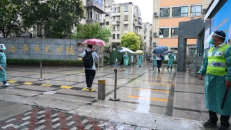 上海初三年级学生今日起返校复学，民警校外冒雨执勤护平安