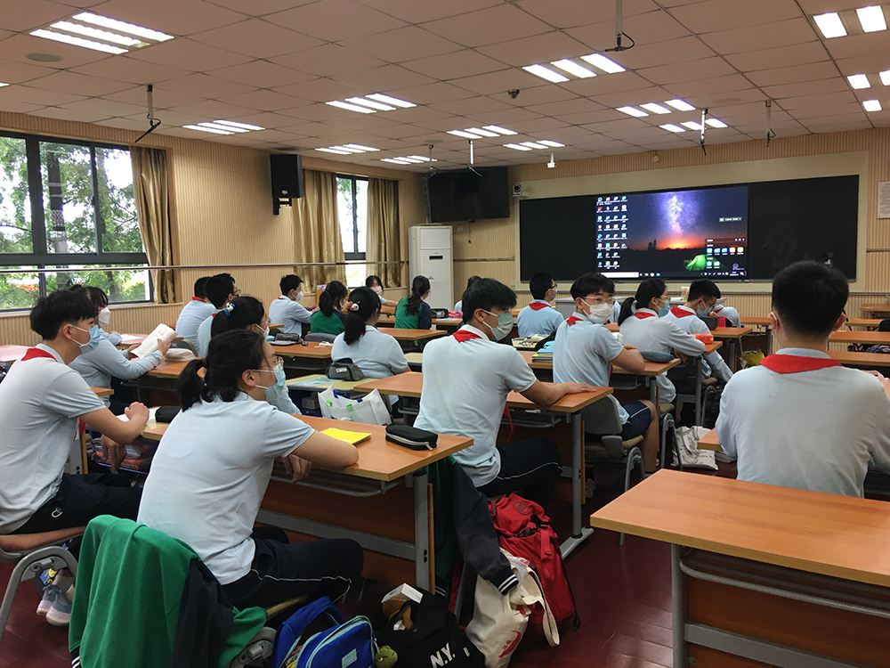 江湾初级中学的学生们在线上线下融合教室学习