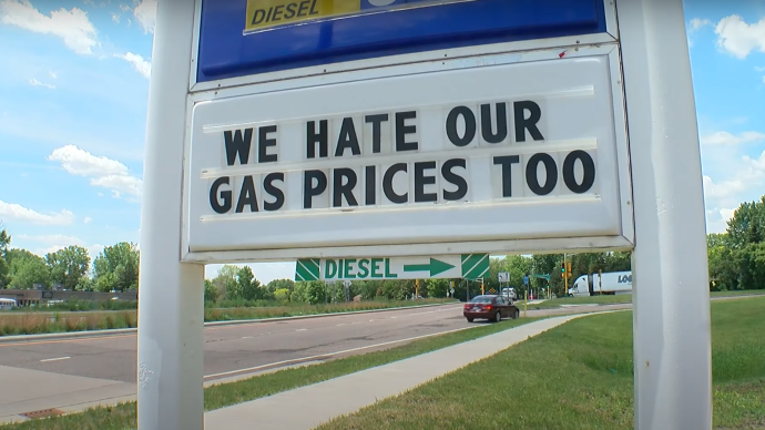 “我们也讨厌我们的油价”，美加油站标语走红引全美关注