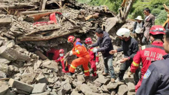 地震房屋倒塌，消防在废墟中帮村民挖出万元现金
