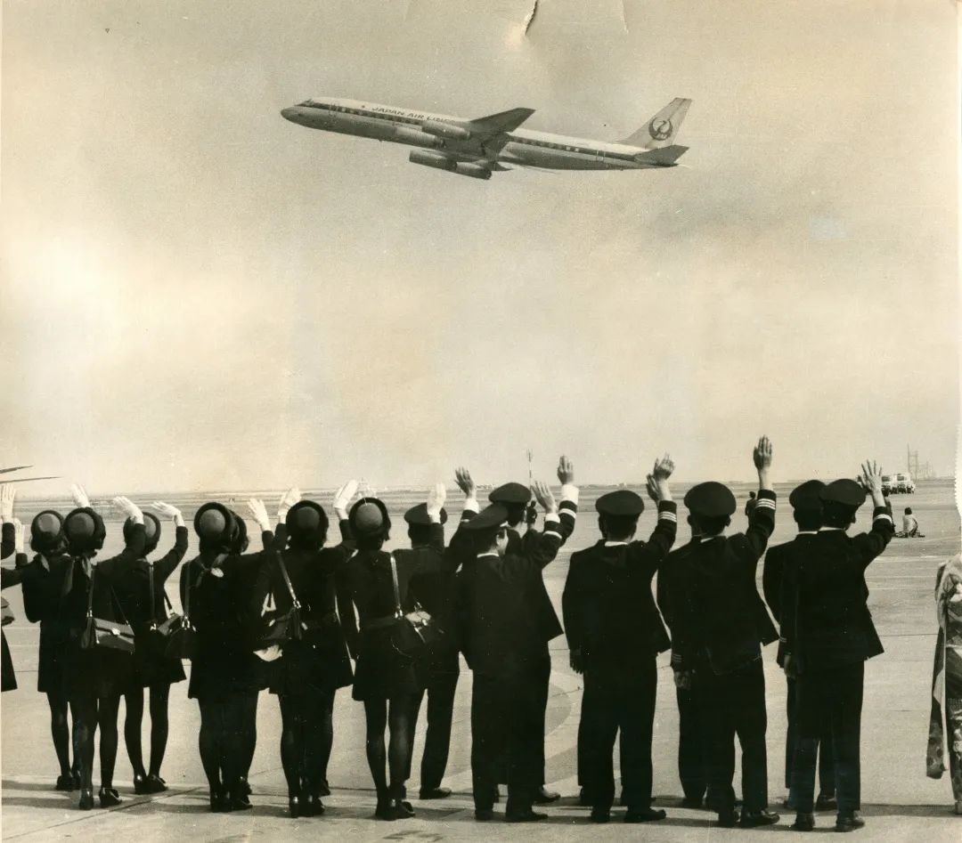 1974年9月29日，日本航空的尾航班机从东京羽田机场起飞，经年夜阪前去北京。1974年4月，中日两国签定了《中日航空运输战讲》，死心了多年航班绕止喷鼻香港的历史。朝晖消息社 供给