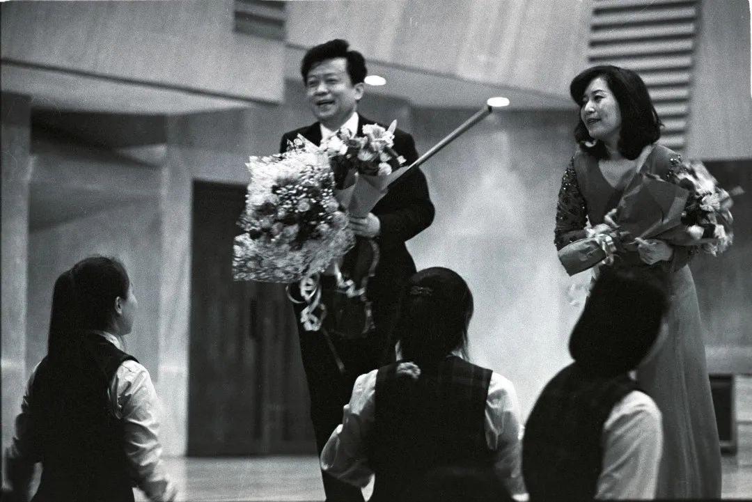 1999年，邪在北京音乐厅，中国小提琴演奏家衰中国战日祖籍妃耦、钢琴演奏家好田浴子演没后接送欠好观众献花。王文澜 摄