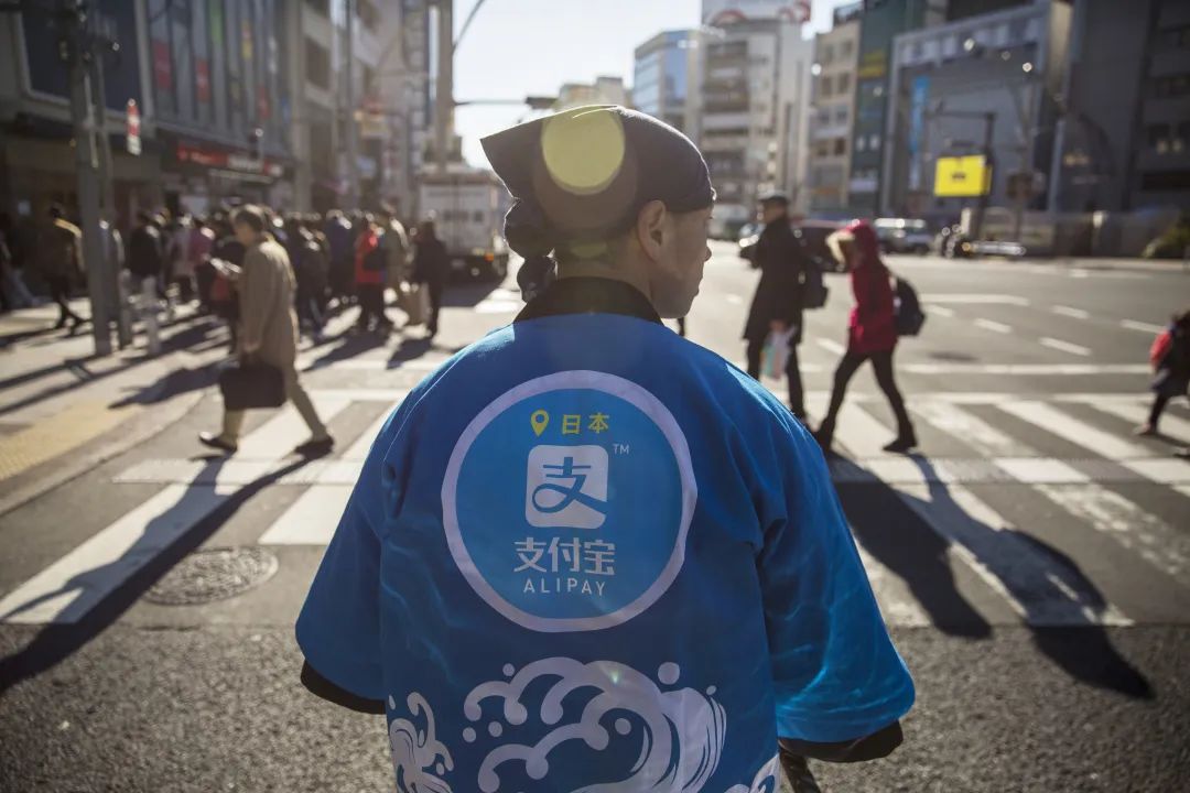 2017年十二月9日，别号身脱付没宝告皂衫的日本后死邪在东京街头。中国的第3圆付没仄台付没宝从2015年10月稳健参添日本的生意业务结算渠叙。视觉中国 供给