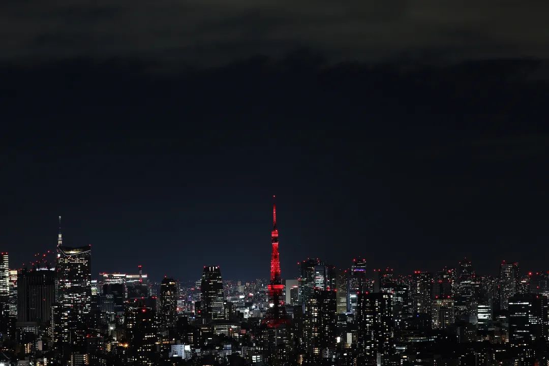 2019年2月4日迟，日本东京天标性建建东京塔初度为庆祝中国秋节面明“中国黑”灯光遮挡。杜潇劳 摄